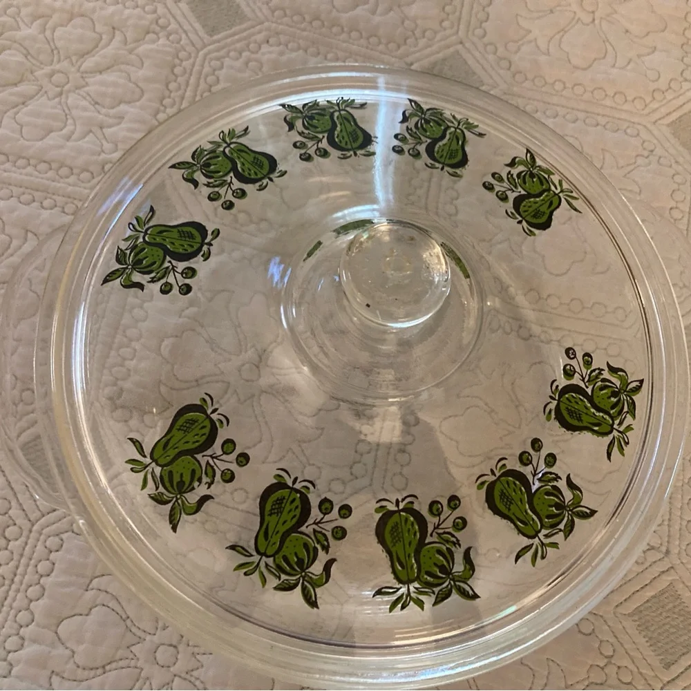 Vintage ANCHOR HOCKING ‘Fire King’ 2 Quart  Glass w Lid Pear Design Casserole